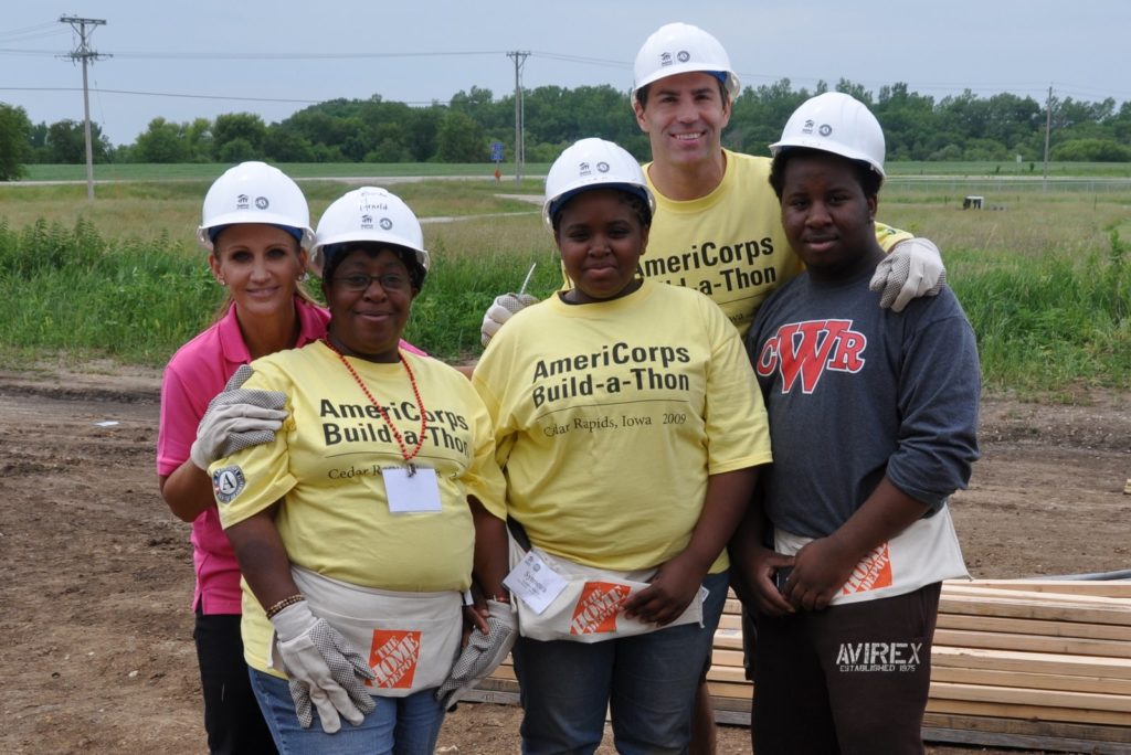 Kurt Warner with Volunteers
